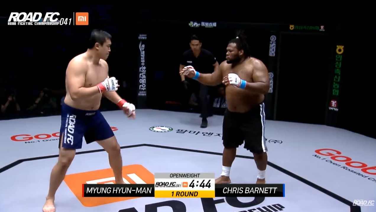 Hyun Man Myung fighting Chris Barnett