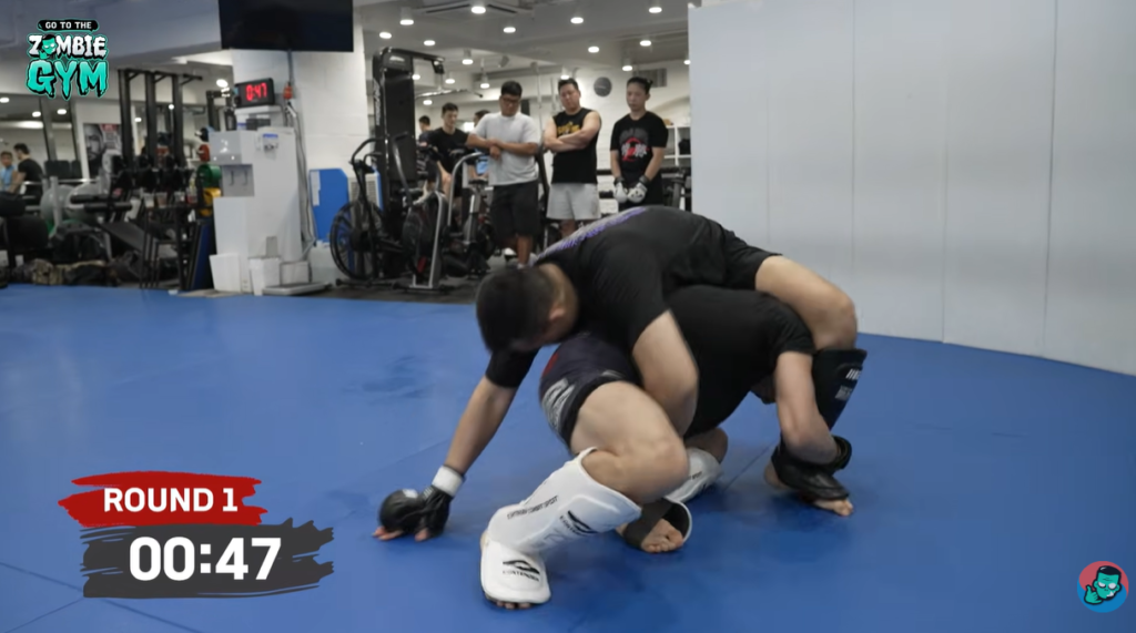 Eun Seok Choi grappling with Korean Zombie