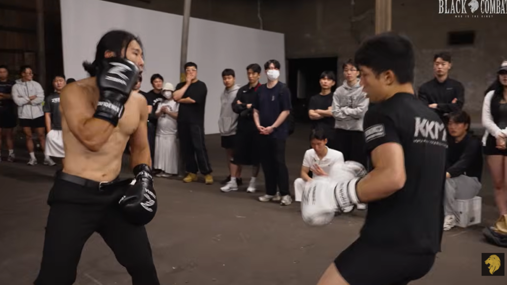 Sung Hoon Woo spars amateur fighter  at Black Combat busan Challenge