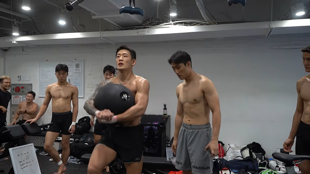 Young Woo Kim Assisting Joo Sang Yoo With Workout
