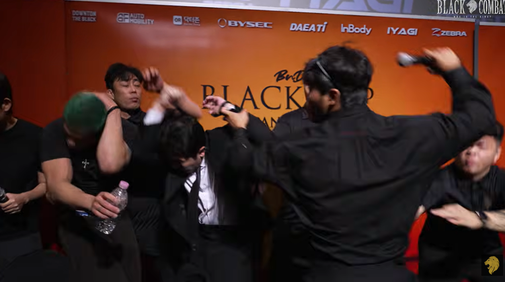 Il Hak Oh "King Kong" Reacts to Kelvin with Microphone