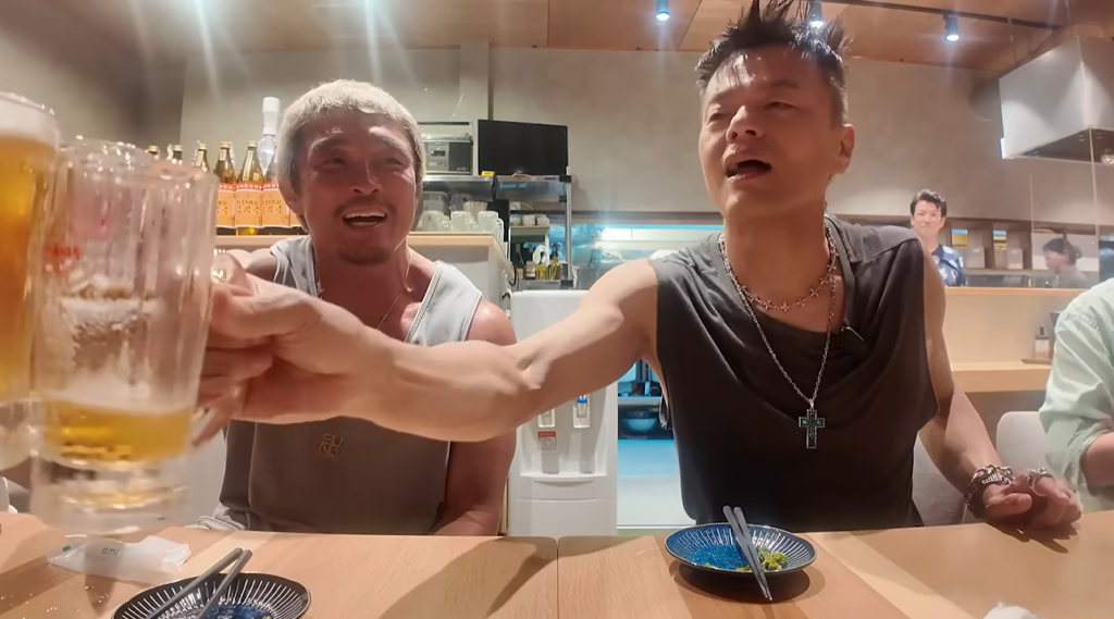 Choo Sung Hoon and JYP share a beer