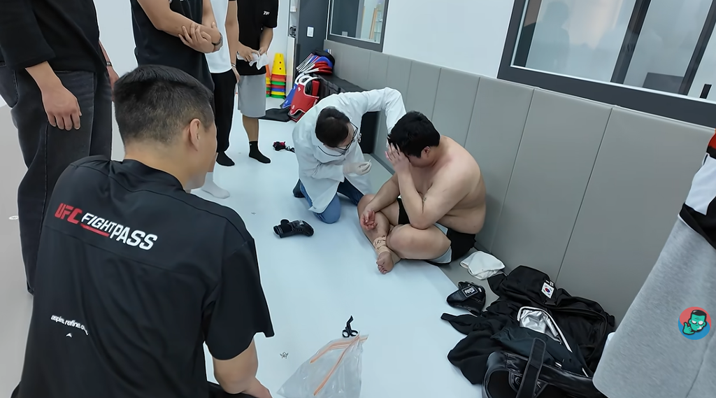 Chan Sung Jung, Korean Zombie, checking fighters