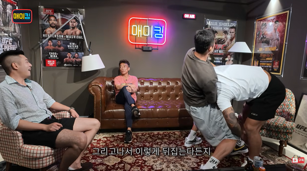 Dong Hyun Kim shows move Seok Hyeon Ko