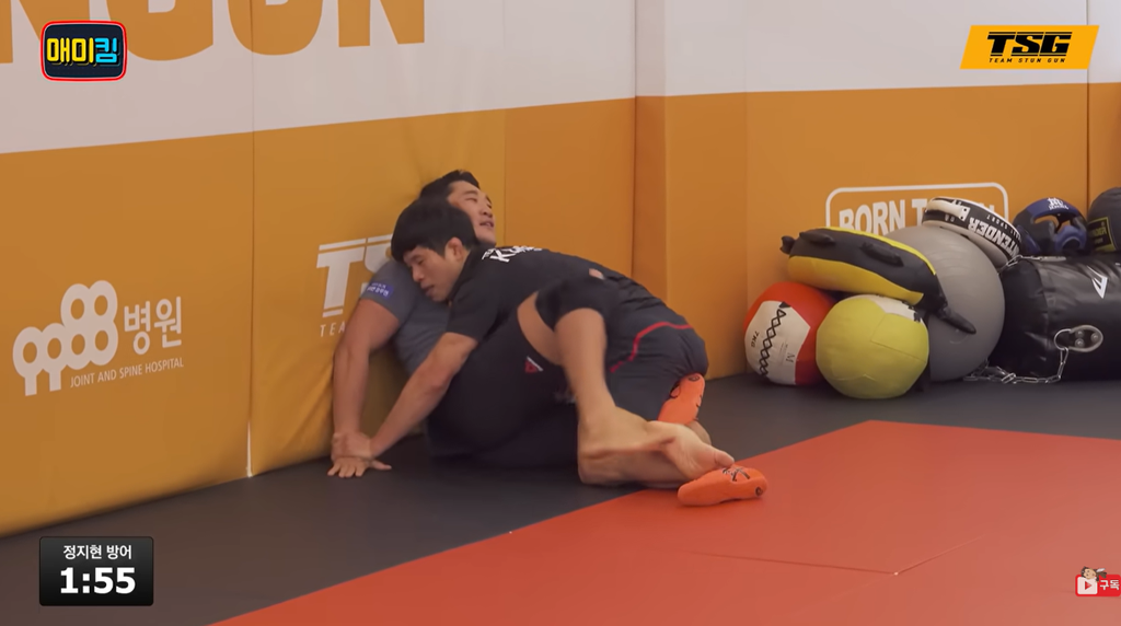Ji Hyun Jung wrestling with Dong Hyun Kim