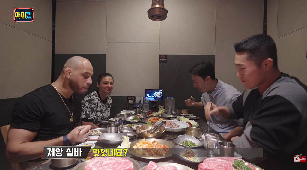 Dong Hyun Kim eating with Jean Silva
